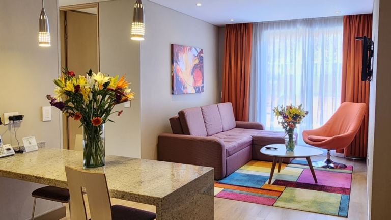 Suite-Plaza-sala-hotel-plaza-suites-Bogotá