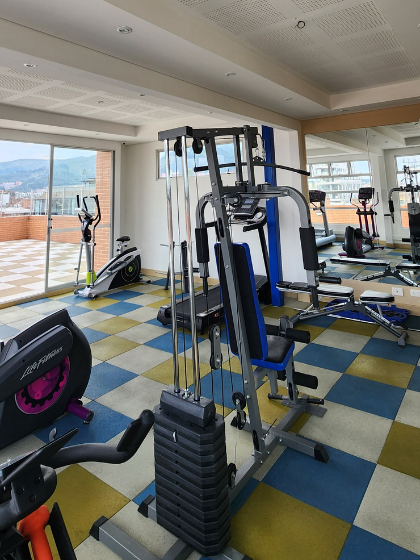 espacios-sala-de-ejercicios-hotel-plaza-suites-Bogotá